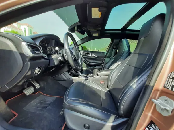Car image 12