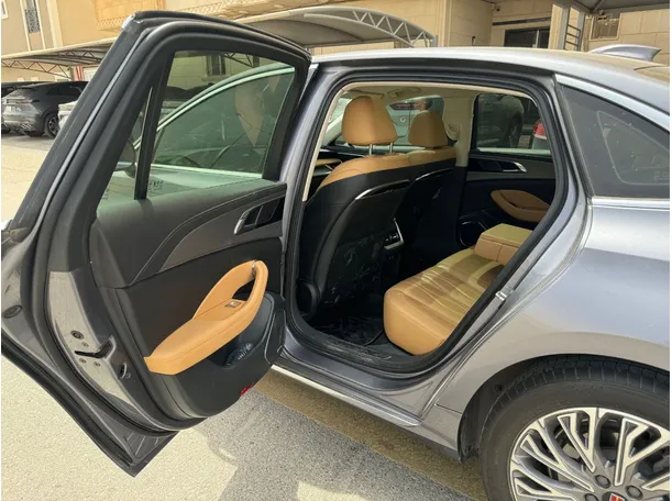 Car image 14