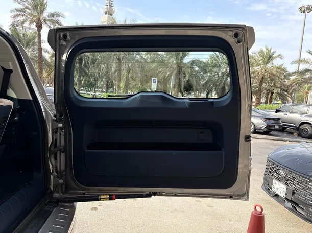 Car image 25