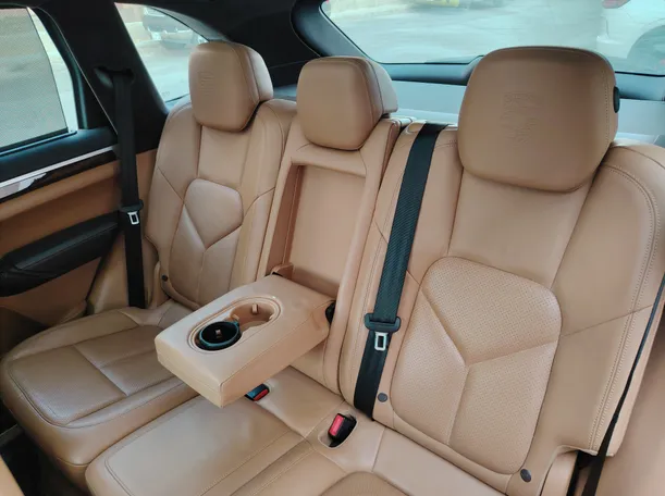 Car image 16