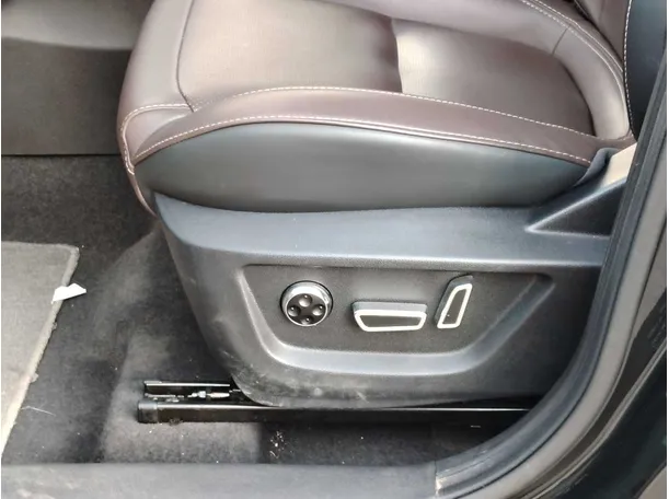 Car image 32