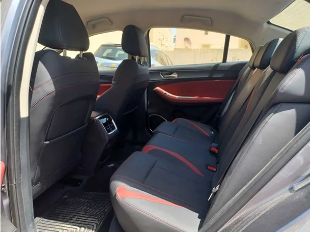Car image 14