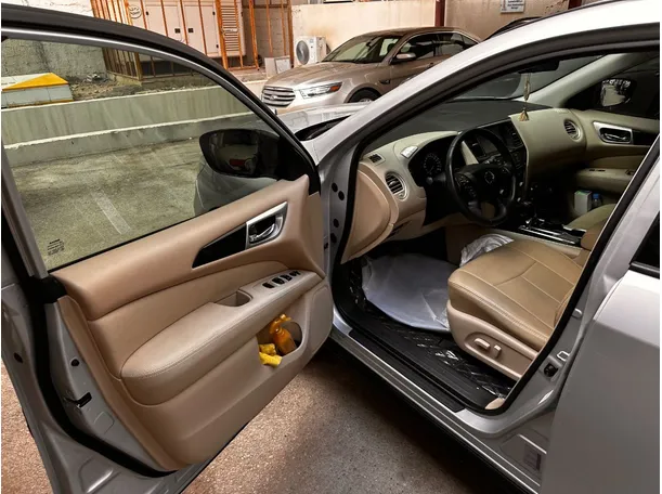 Car image 11