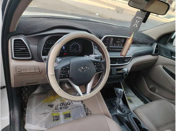 Car image 12