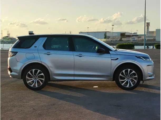 Car image 4