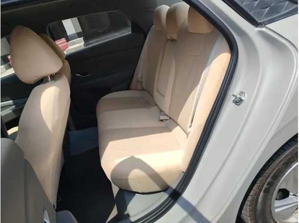 Car image 16