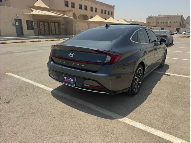 Car image 5