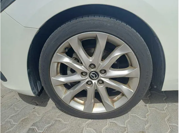 Car image 9