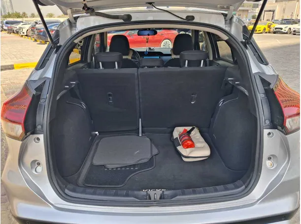 Car image 17