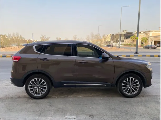 Car image 4