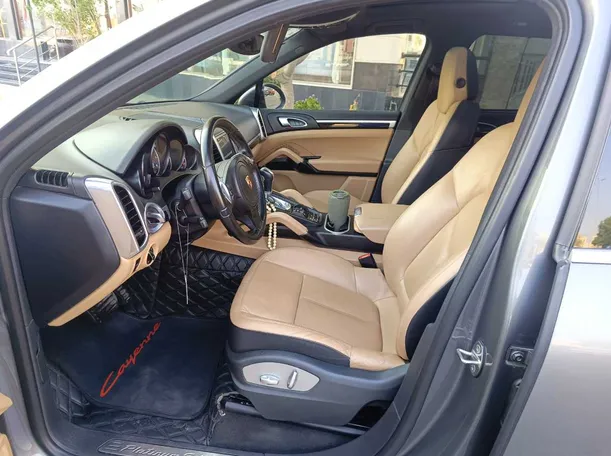 Car image 14