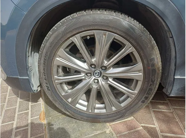 Car image 9
