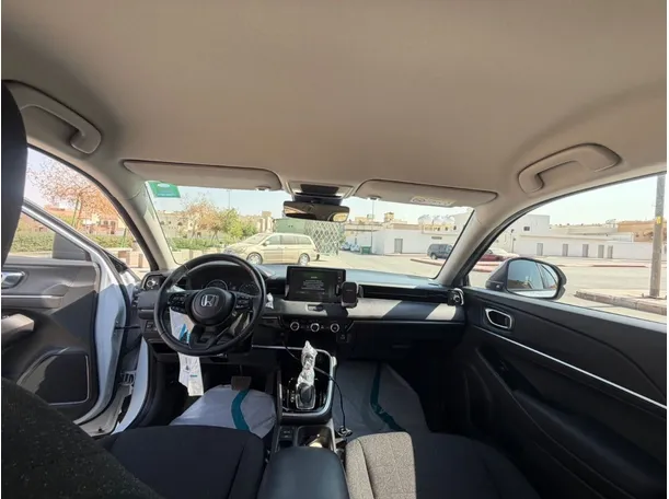 Car image 14