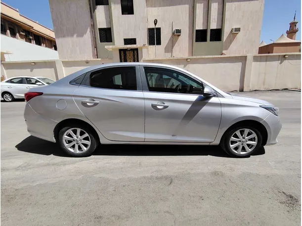 Car image 4