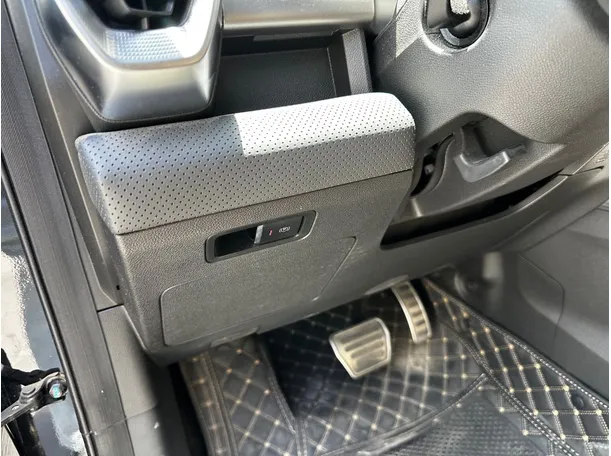 Car image 30
