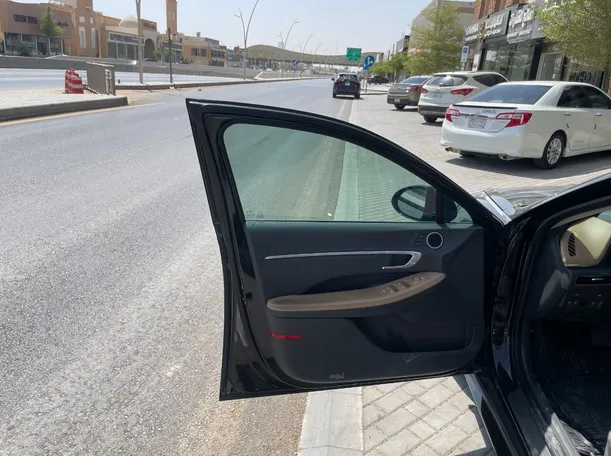 Car image 10