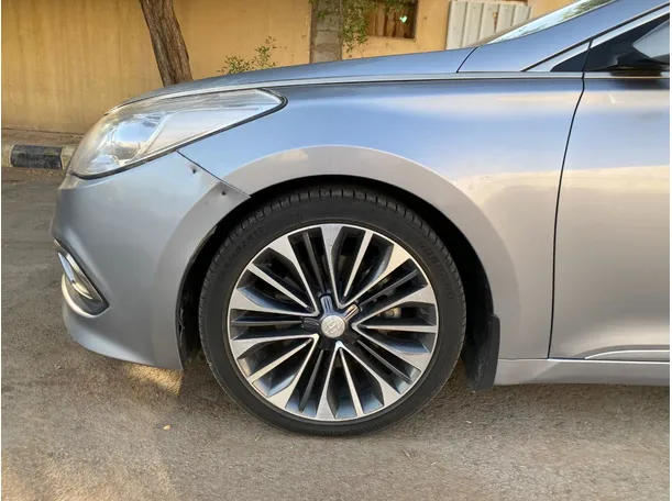 Car image 9