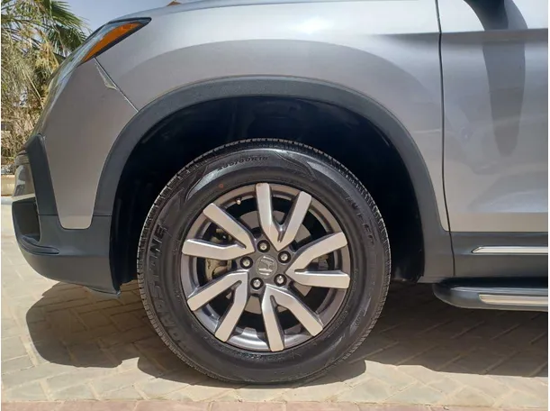 Car image 9