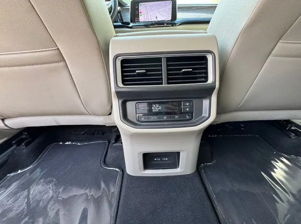 Car image 25