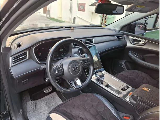 Car image 11