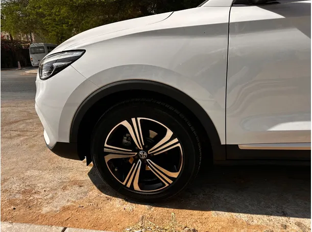 Car image 9