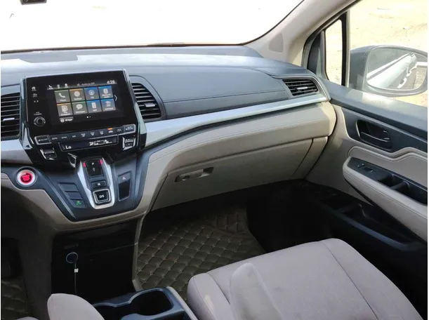 Car image 19