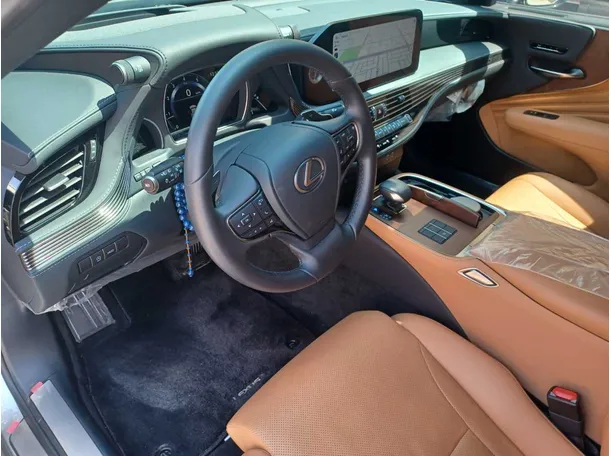 Car image 11