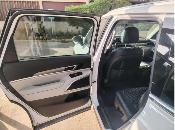Car image 17