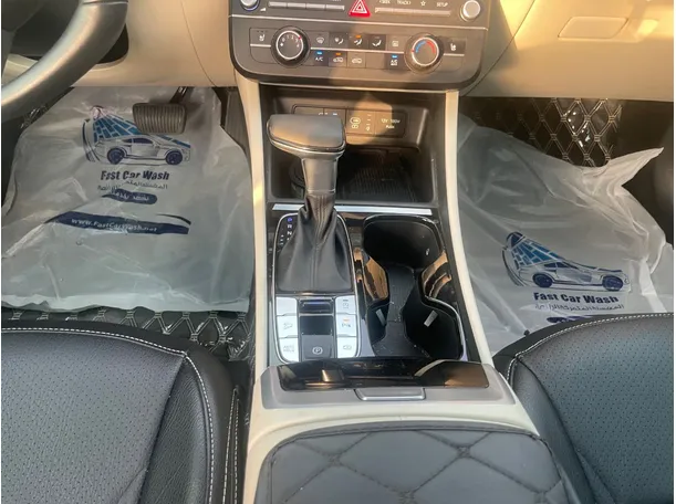 Car image 19