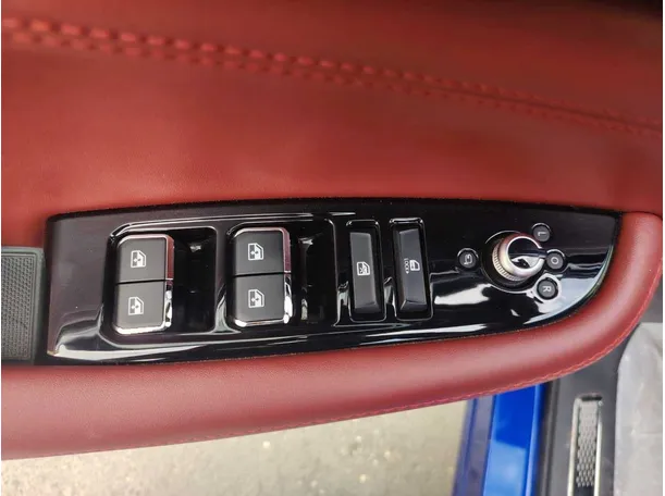 Car image 27
