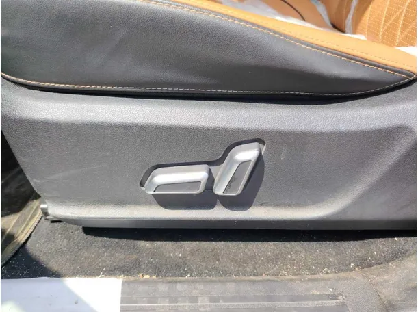 Car image 37