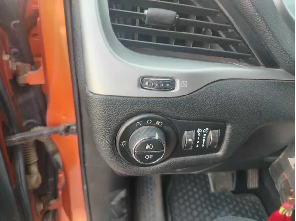 Car image 32