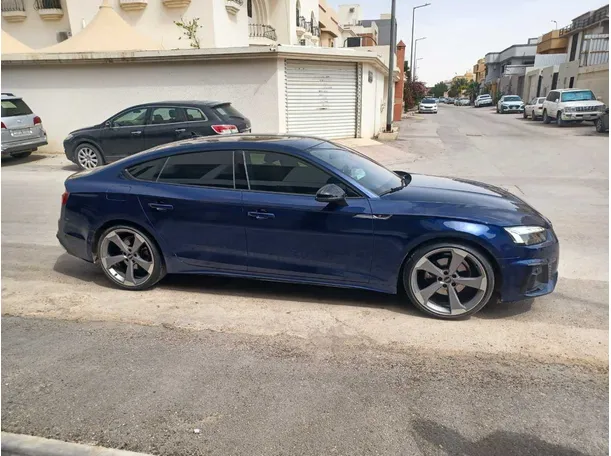 Car image 4