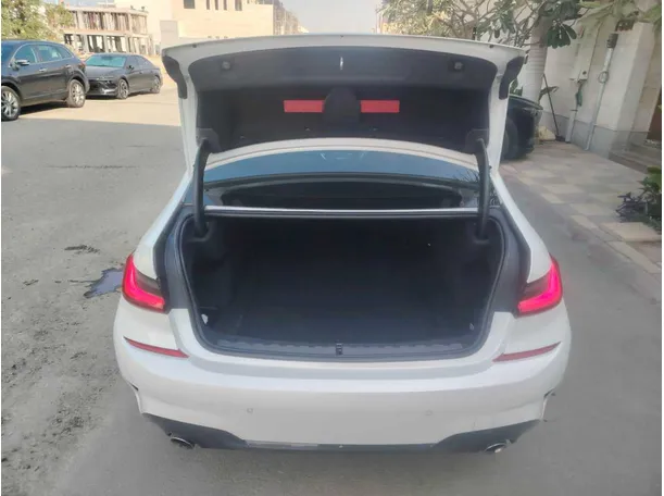 Car image 26