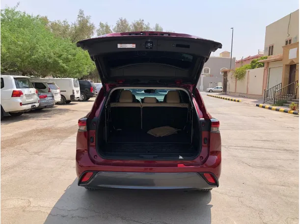 Car image 19