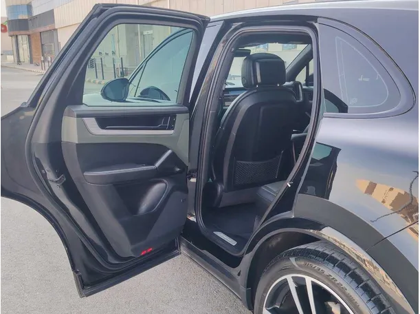 Car image 17