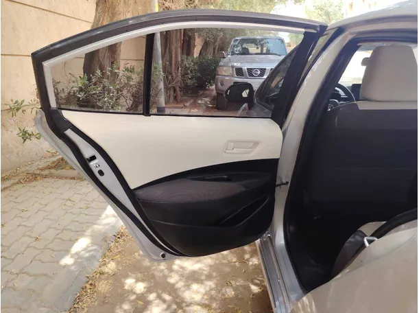 Car image 14