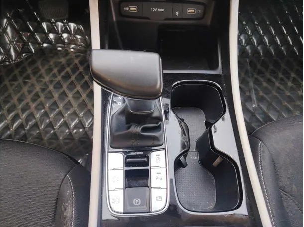 Car image 19