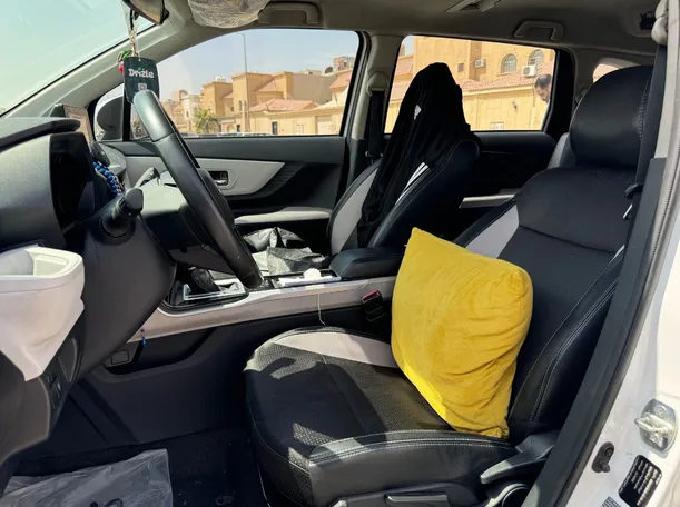Car image 10