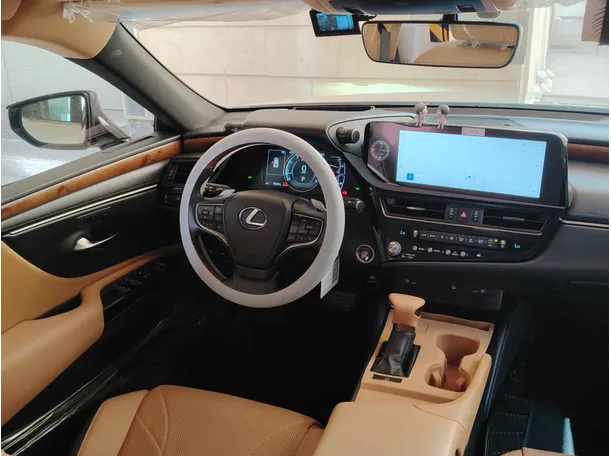 Car image 26