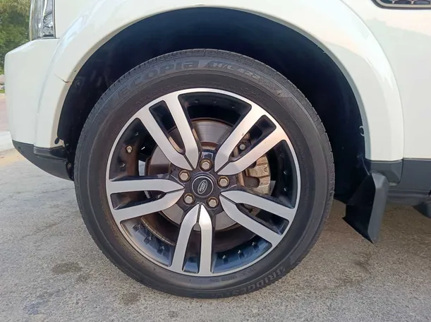 Car image 10