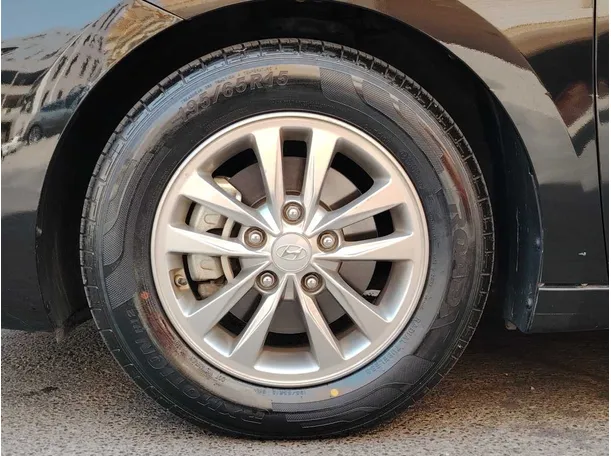 Car image 10