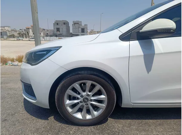 Car image 9