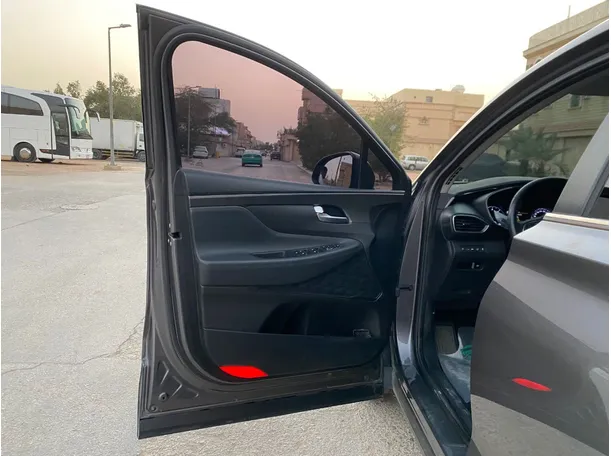 Car image 10