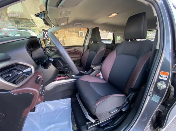 Car image 11