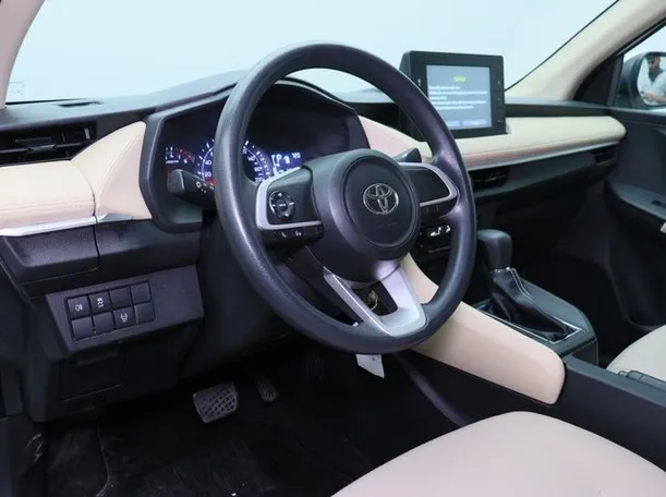 Car image 4