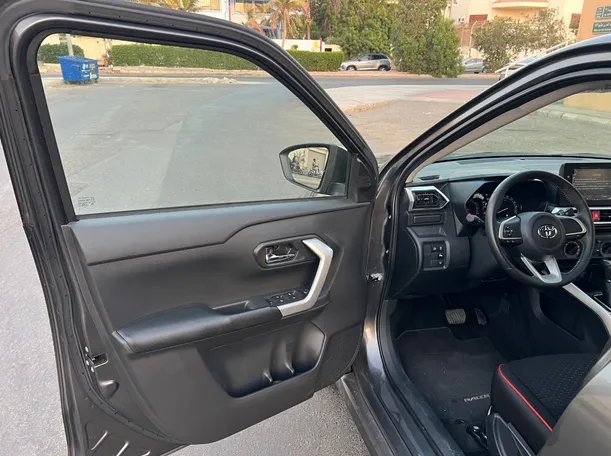 Car image 10