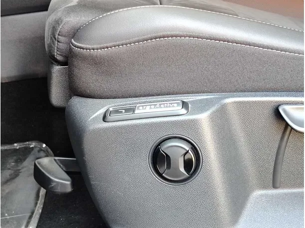 Car image 36