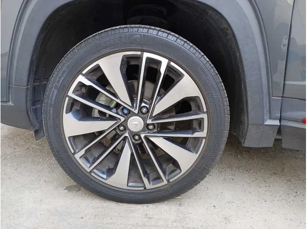 Car image 9