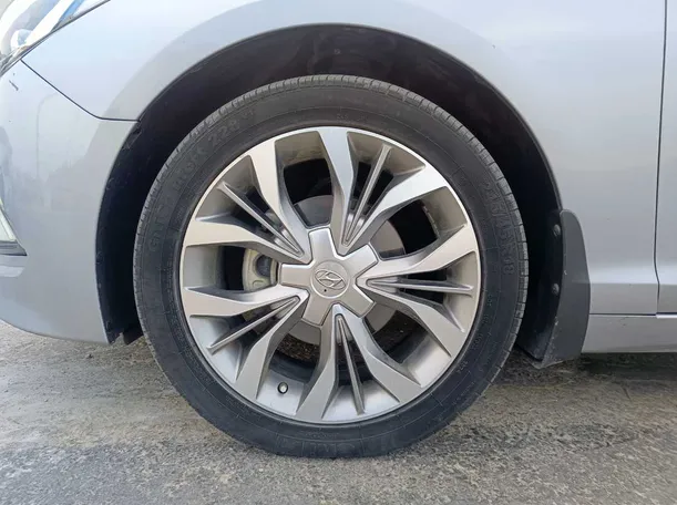 Car image 11